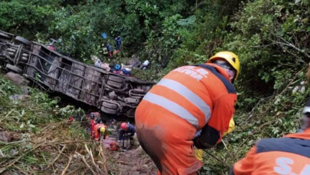 Casi 150 metros rodó el automotor y provocó una tragedia que enluta a Bolivia, donde son recurrentes este tipo de accidentes de tránsito debido a la compleja geografía del país.