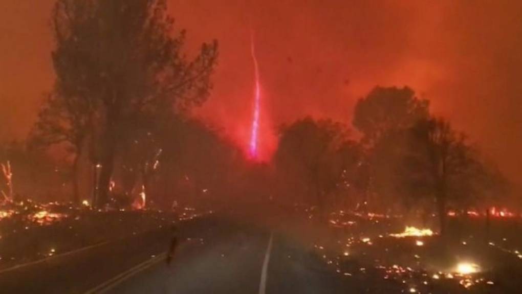 Las imágenes del enorme remolino de llamas y humo girando en el cielo nocturno de California fueron captadas por los bomberos que combaten los devastadores incendios.