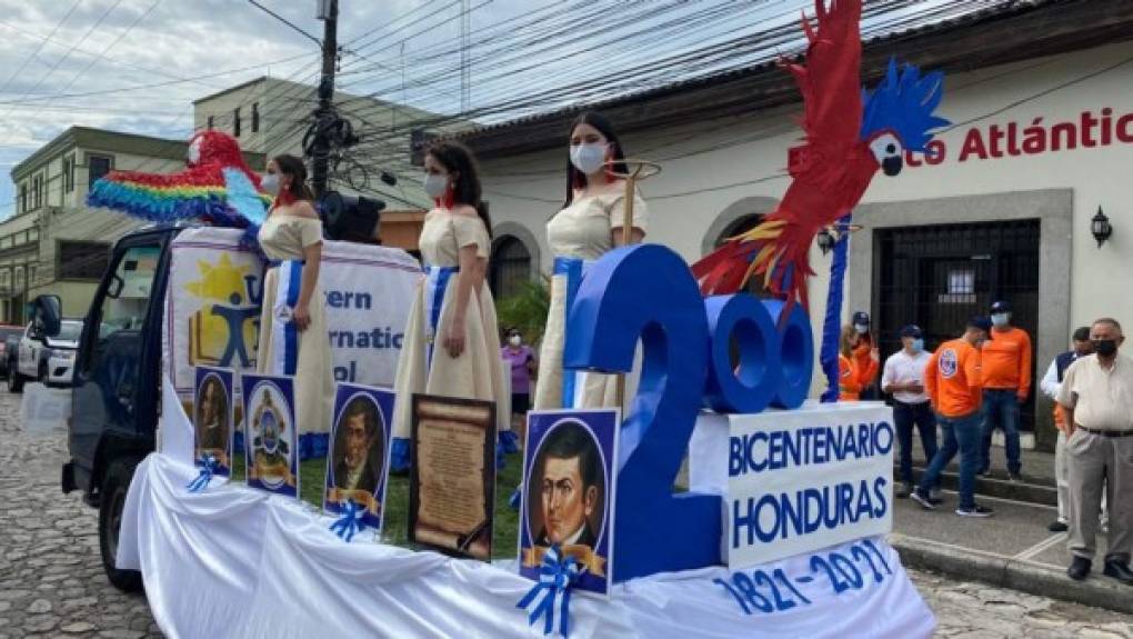 Aunque se trató de un festejo atípico por la pandemia, instituciones y docentes, al igual que niños que conforman el congreso infantil le dieron color a la calle Real Centenario y desfilaron para honrar a la patria.