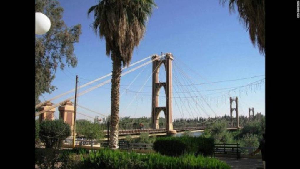 Puente Deir Ez-zor, Siria — Este puente colgante construido en Francia fue un popular paso peatonal y punto de observación sobre el río Eufrates. Se convirtió en una línea de suministro clave en la batalla por el control de la ciudad y se derrumbó por los bombardeos. El Puente Siyasiyeh de Deir Ez-zor también fue destruido.