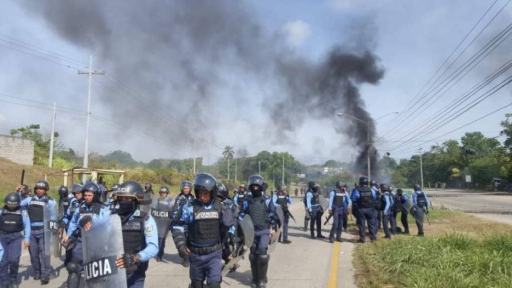 Las protestas en Honduras continúan este jueves en diversos sectores de Honduras, reportándose hasta ahora bloqueos en carretera de Cortés, Yoro, Atlántida y Francisco Morazán.