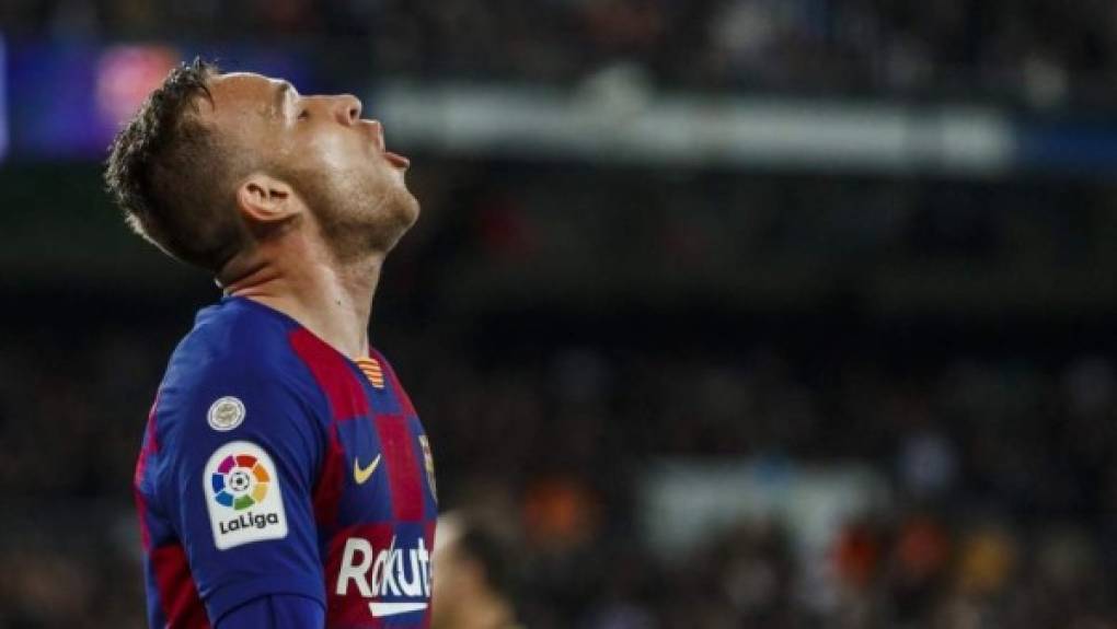 Arthur Melo: El centrocampista brasileño se puso en rebeldía y le hizo saber a la directiva del FC Barcelona que no planea salir del club luego de los rumores que lo colocan en la Juventus. El volante ha señalado que desea seguir en el cuadro culé.