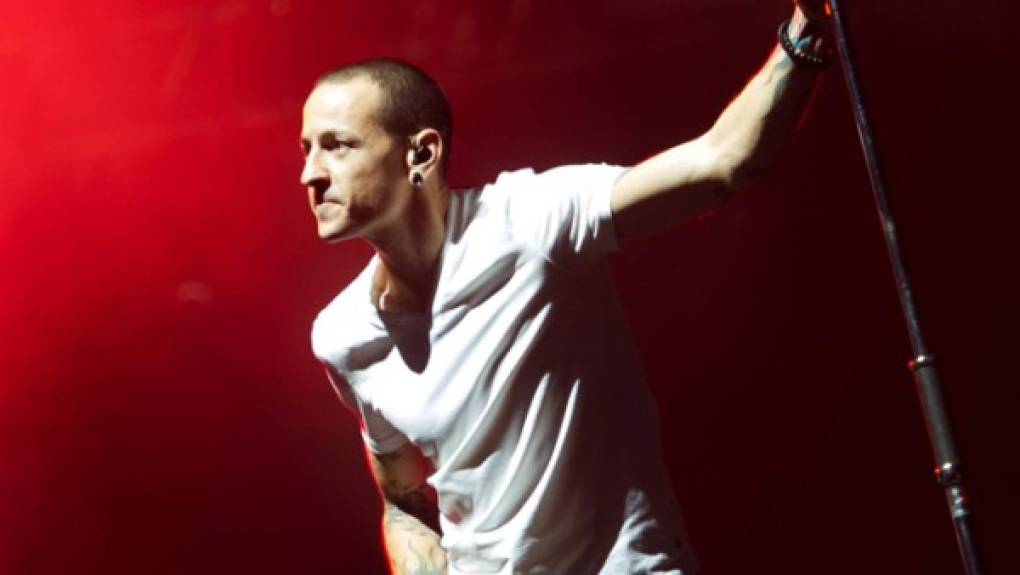 El vocalista de Linkin Park, Chester Bennington, habría cometido suicidio según informó el sitio especializado TMZ citando a fuentes policiales. El departamento de Policía de Los Ángeles informó que el cantante se ahorcó en su residencia en Palos Verdes Estates, cerca de Los Ángeles. Su cuerpo fue descubierto este jueves poco antes de las 9:00 de la mañana (16:00 GMT). El cantante sufría de alcoholismo y abuso de drogas desde hace varios años. Anteriormente había confesado que pensó en el suicidio debido a un trauma por abuso sexual sufrido cuando era un niño. Chester tenía 41 años y deja a seis hijos huérfanos, producto de dos matrimonios.<br/>