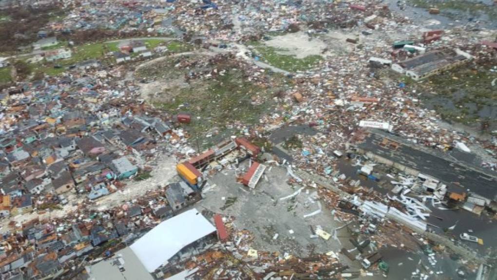 Según un primer balance de la Cruz Roja, unas 13,000 casas podrían haber sido dañadas o destruidas por el ciclón en Ábaco.