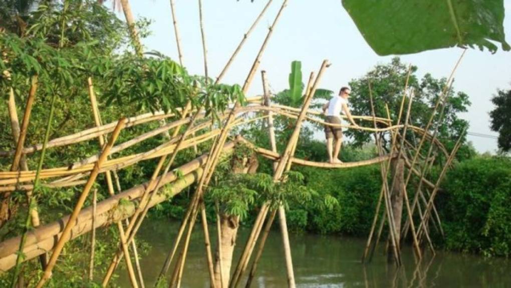 3. Puentes de los monos. Ubicados a lo largo del Delta del Mekong y el nombre proviene de la postura parecida a un mono que supone el cruzarlos. Estos puentes no son muy altos, pero el riesgo de caerse o de romperse sí lo es. El puente en sí mismo se construye generalmente de un tronco de bambú largo con otro sobre él para servir de pasamanos. Los soportes para estos puentes están hechos igualmente de bambú, entrecruzados para sostener los troncos en su punto de intersección.<br/>