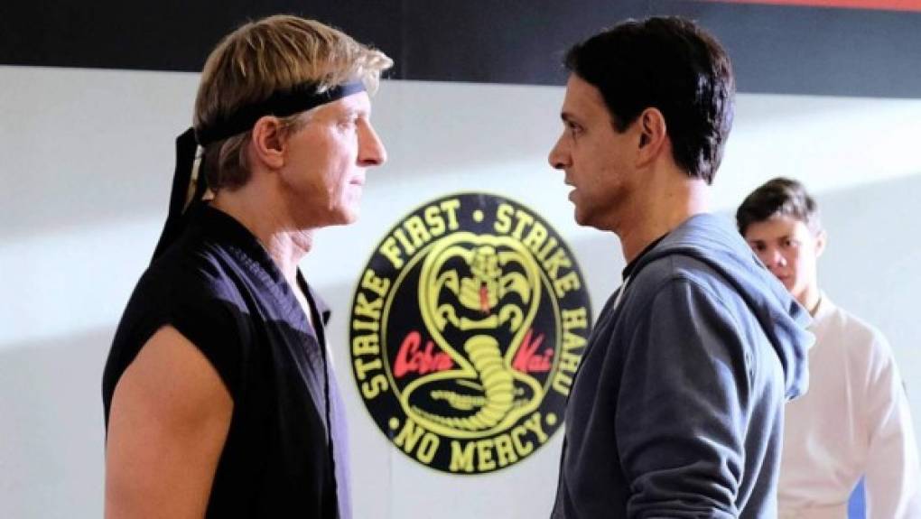 'Cobra Kai' es la secuela de la famosa saga cinematográfica Karate Kid. La serie sigue la historia 30 años después del campeonato de 1984, Johnny no se encuentra en el mejor momento de su vida por lo que decide volver a abrir el famoso Dojo Cobra Kai para darle un giro. Es ahí cuando se reencuentra con Daniel, ahora convertido en un hombre de éxito, pero sin la ayuda de Miyagi, no logra encontrar el equilibrio en su vida. Es una de las series más vistas en Netflix.