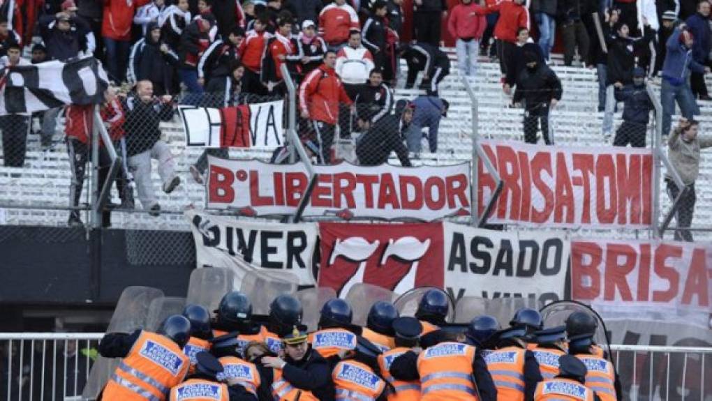 El descenso del club 'Albo' sería histórico, sin embargo, en Sudamérica ya existieron otros 'fatídicos' indicentes deportivos. River Plate descendió en 2011 a la Primera B Nacional de Argentina.