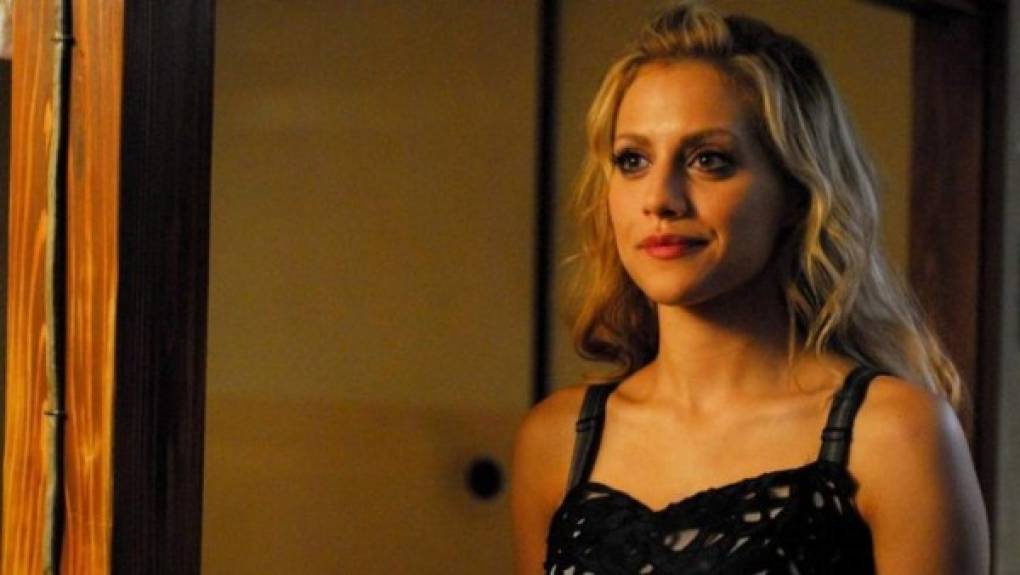 Brittany Murphy: Fue una actriz y cantante estadounidense. Como actriz apareció y protagonizó películas como Clueless, Just Married, Girl Interrupted, Spun, 8 Mile, Uptown Girls, Sin City, Happy Feet. La actriz murió a los 32 años el 20 de diciembre de 2009. El 18 de noviembre de 2013, casi cuatro años de su deceso, un nuevo análisis confirmó que en su cuerpo presentaba 10 tipos de metales en distintos niveles. Dichos metales, usados en veneno para ratas, también son venenosos para humanos. Con esto, quedaría descartada la tesis de la muerte ‘natural’, pudiendo tratarse de un suicidio o un posible homicidio.