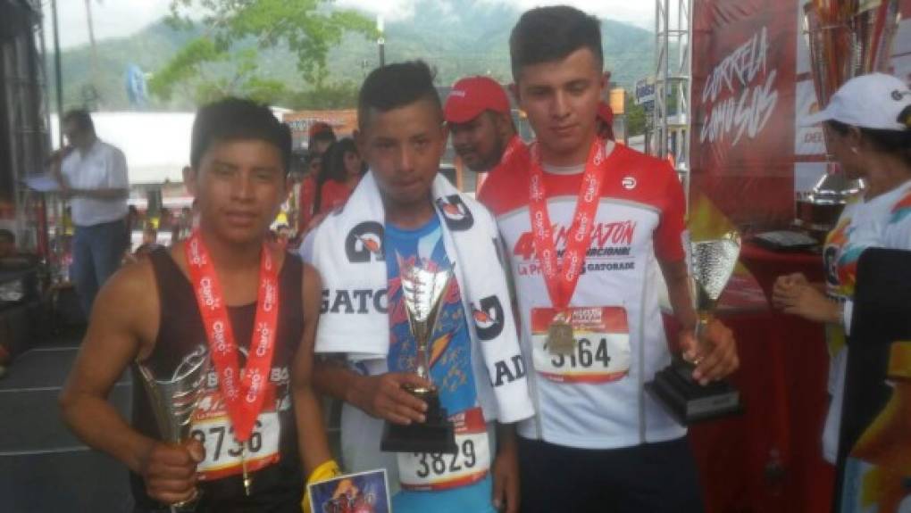 Edwin Pineda (3), Elmer Lemus (1) y José Díaz son los ganadores de la categoría colegial masculino.