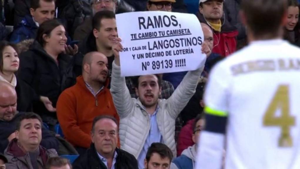 Curiosa pancarta la que se vio en el Bernabéu. Un aficionado del Real Madrid hizo una sorprendente propuesta para Sergio Ramos con este cartel. “Ramos, te cambio tu camiseta por una caja de langostinos y un décimo de lotería nº 89139”, fue la original proposición del hincha merengue al capitán.