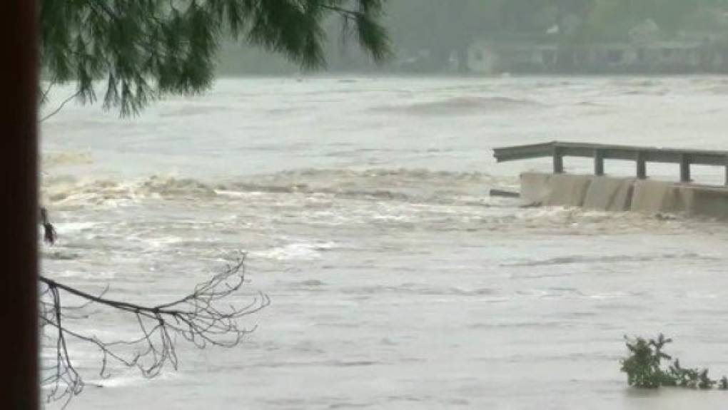 El puente FM 2900 que cruza al río Llano colapsó esta tarde.