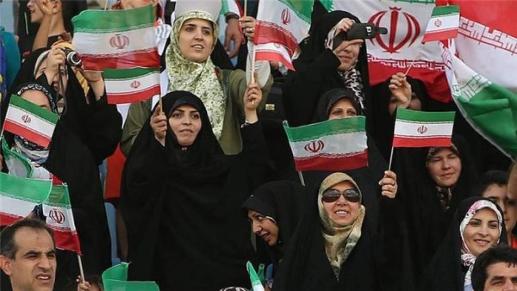 Irán: Una república islámica del golfo Pérsico, es otro de los países que no hay festividad de Navidad, aunque cuenta con pequeñas zonas donde si se organizas fiestas navideñas en privado. La mayoría de su población profesa la religión del Islam.