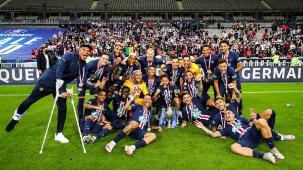 Con todo y muletas, Mbappé celebró con sus compañeros la obtención de la Copa de Francia.