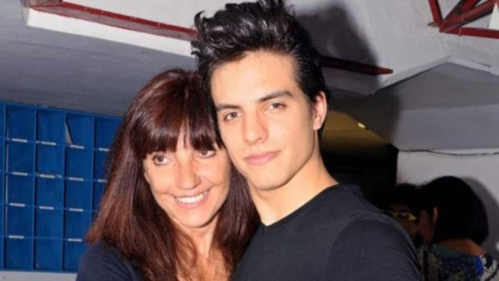 Vadhir Derbez junto a su madre Silvana Torres.