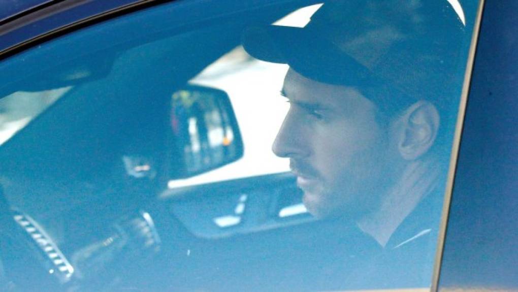 Lionel Messi llegó una hora antes de lo previsto y se mostró serio en todo momento.<br/>
