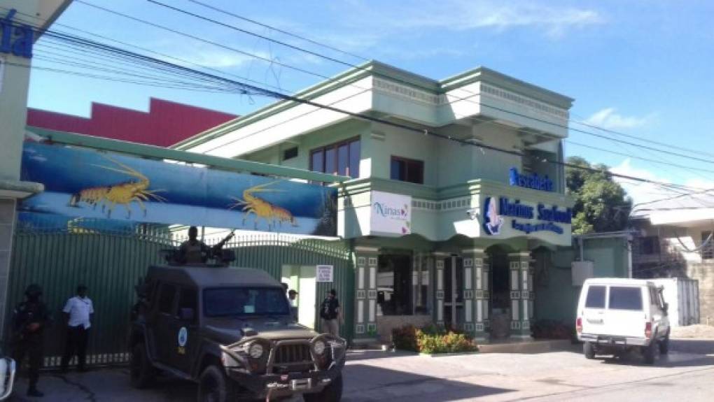 La pescadería Marinos Seafood, ubicada en barrio La Isla, en La Ceiba,fue allanada esta mañana por agentes de la Atic y elementos militares como parte de la operación 'Perseo' que se ejecuta a nivel nacional. <br/>