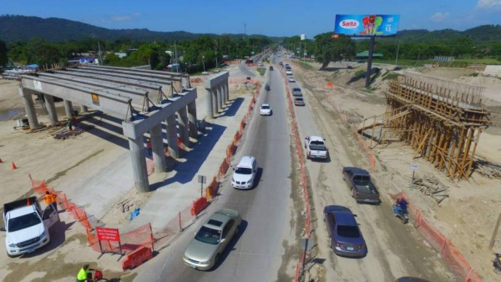 Empieza la transformación de la ciudad con obras de Siglo 21. El año 2016 es histórico para San Pedro Sula en materia de infraestructura. La construcción del intercambiador del norte a un costo de 280 millones de lempiras es la obra que comenzó a dar otra cara a la ciudad rezagada por más de 20 años. El intercambiador estará finalizado el próximo año según la programación del consorcio San Pedro Sula Siglo 21, el Gobierno y la Municipalidad. <br/>