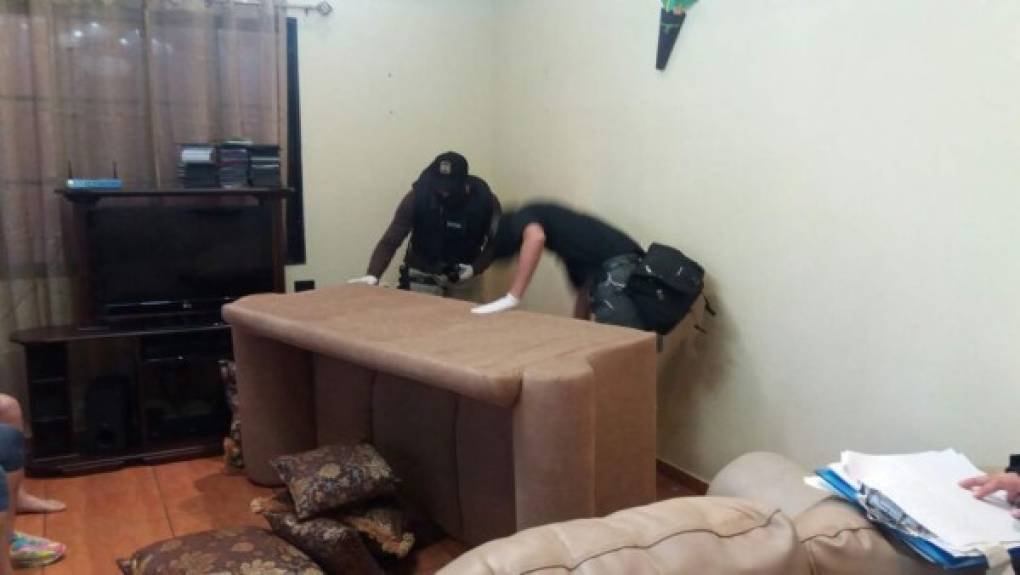 Agentes de la Dirección de Lucha Contra el Narcotráfico (DLCN) inspeccionan el interior de una de las viviendas aseguradas en la Operación Centurión.