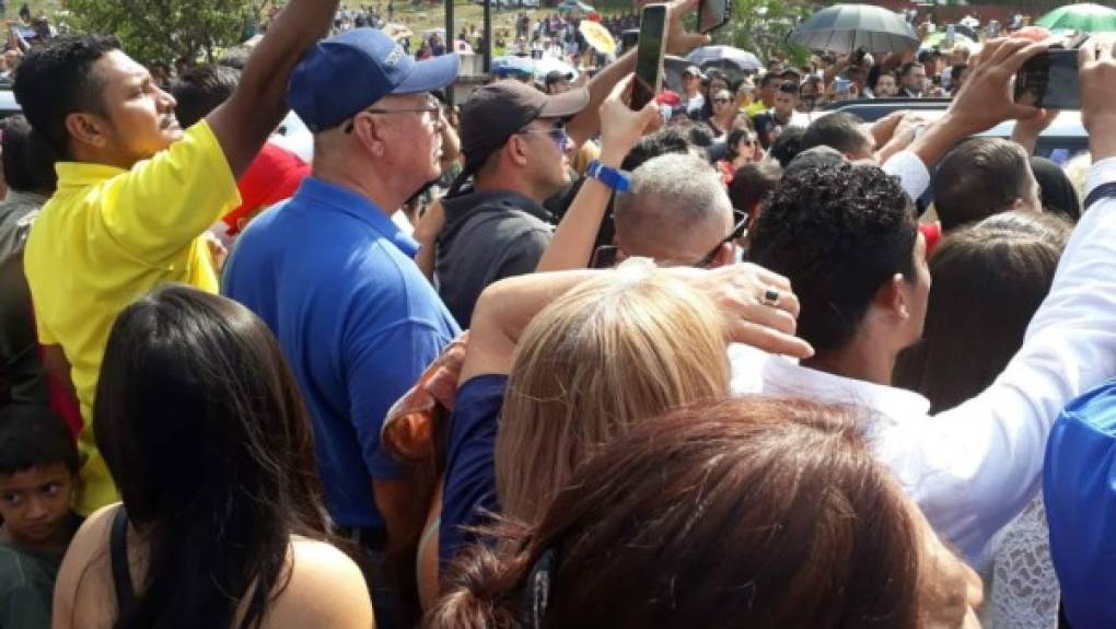 'Estoy sorprendido del amor que ella ha dejado en cada una de las personas. Este es un hasta pronto', dijo Nicolás Rivas, uno de los congregados en el cementerio Jardines del Recuerdo.