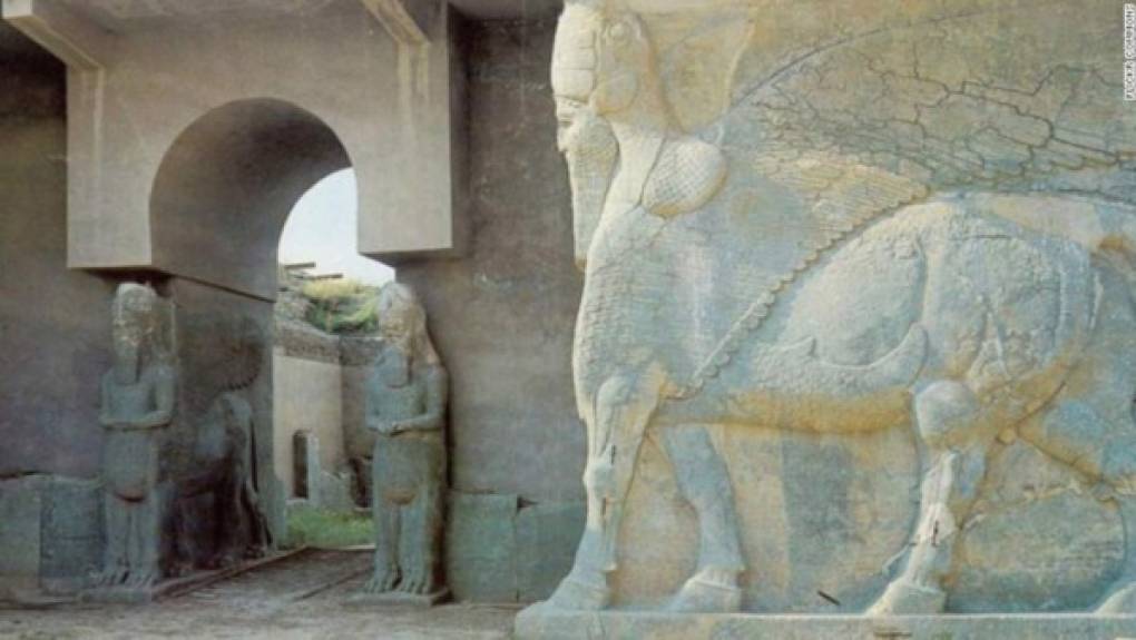 Nimrud, Iraq — La antigua ciudad asiria ubicada cerca de la provincia de Nineveh, en Iraq, fue el hogar de innumerables tesoros del imperio, incluyendo estatuas, monumentos y joyas. Después de la invasión de Estados Unidos, en 2003, el sitio ha sido devastado por saqueos y muchas de las piezas robadas se encontrando en museos en el extranjero.