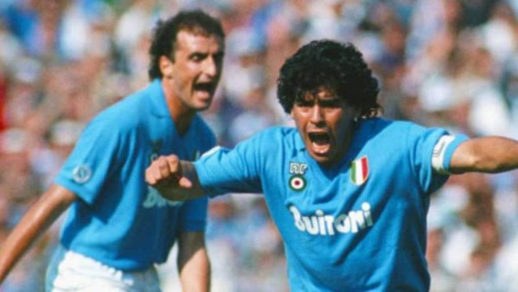Rey de Nápoles: <br/><br/>Tras destacar en Boca Juniors, el club del que es hincha, y el Barcelona, en 1984 llegó al Nápoles. Participó en la construcción de un equipo que hizo historia y no ha tenido par.<br/><br/>Se tornó ídolo absoluto del club al ganar dos títulos de Liga (1986-1987 y 1988-1989), una Copa Italia (1986-1987), una Copa de la UEFA (1988-1989) y una Supercopa de Italia (1990).<br/>