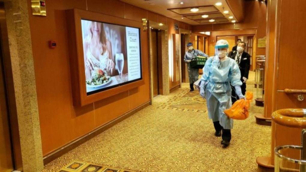 Imágenes divulgadas por la televisión japonesa mostraron a varios expertos del servicio médico que el lunes abordaron el crucero 'Diamond Princess', en el puerto de Yokohama, para verificar la salud de los 2,666 pasajeros y 1,045 miembros de la tripulación.
