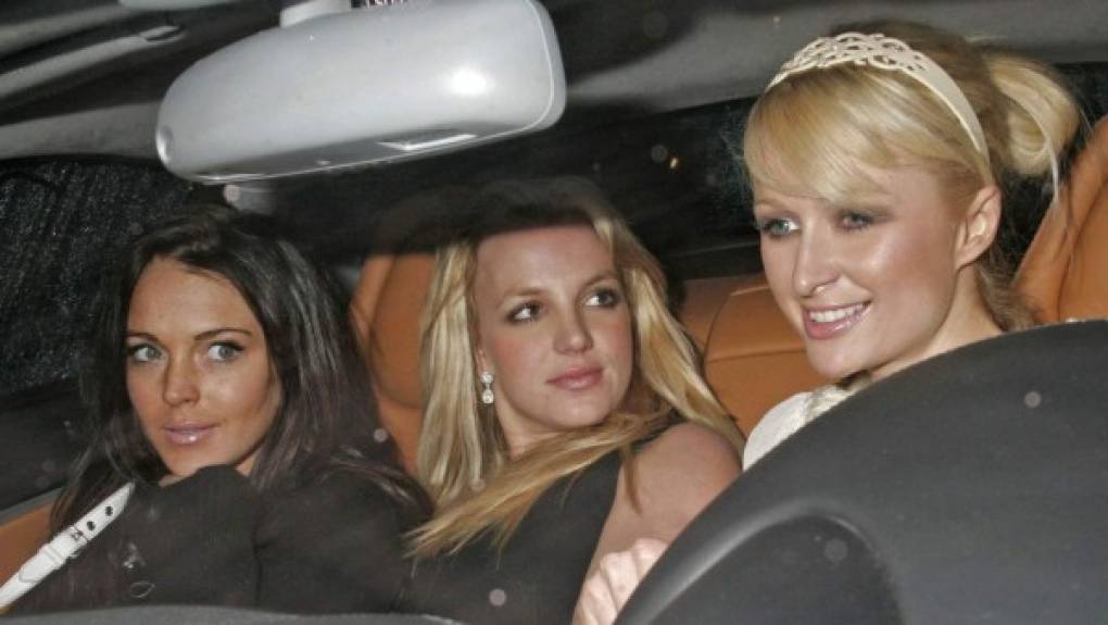 Años después, la DJ, actriz y empresaria revelaría que, aunque tenía buena relación con Lohan, esa noche únicamente estaba con Britney, pero la tercera “se les pegó”.