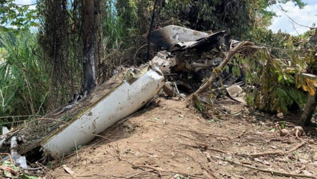 El piloto y su acompañante murieron durante el impacto y las autoridades informaron que aún no han logrado identificar sus cuerpos.