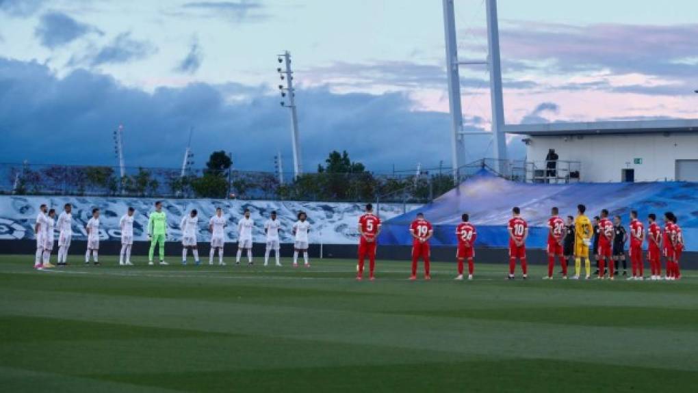 Minuto de silencio en el estadio Alfredo Di Stéfano en memoria de Antonio Gausí, exfutbolista español del Real Madrid que murió a los 92 años.