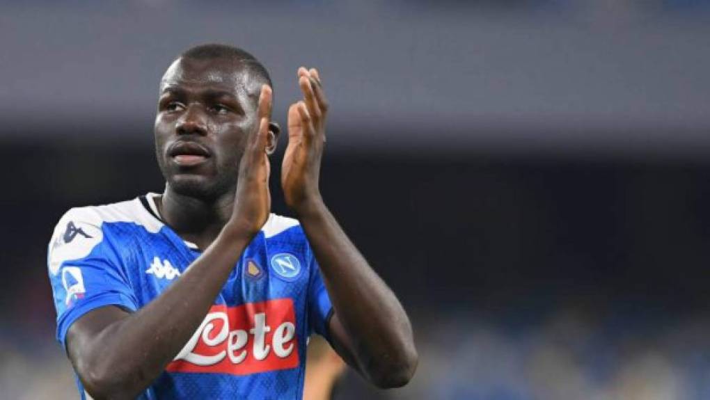 Kalidou Koulibaly: Según The Sun, el Manchester City ofrece de momento 63 millones de euros por el defensor senegalés que milita en el Napoli de Italia.<br/>