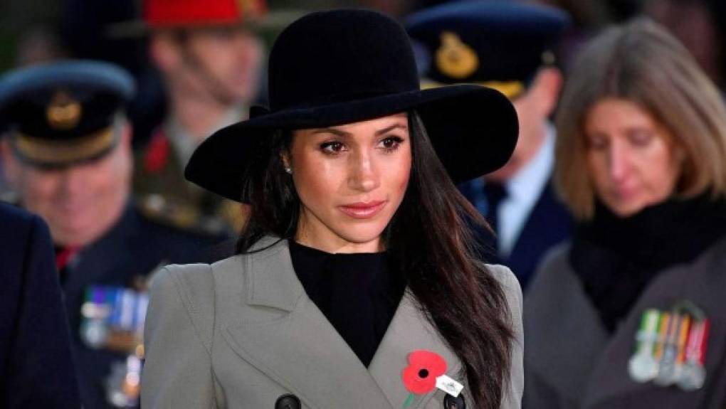 Según los tabloides británicos, el carácter difícil y las exigencias de Markle por sobresalir en la familia real llevaron a varios de sus empleados a renunciar. Estas informaciones fueron confirmadas por Jason Knauf, entonces secretario de comunicaciones de Harry y Meghan, quien en octubre de 2018 presentó una denuncia de acoso laboral contra la duquesa.