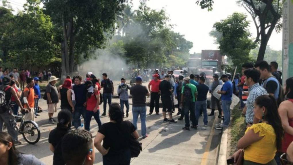 En San Pedro Sula se reportan protestas con toma de carreteras. Fue tomado el bulevar de la colonia Fesitranh, que conduce a la ciudad de Choloma, Cortés. Los manifestantes encendieron llantas. Sin embargo, a las 8:30 am la Policía los dispersó con bombas lacrimógenas.