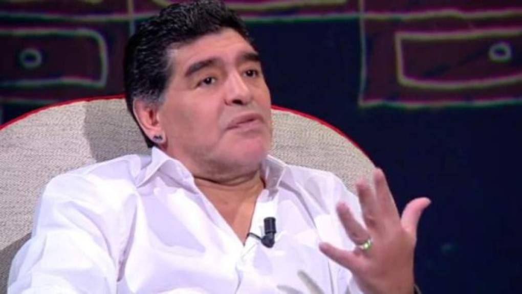 Adicción a las drogas:<br/><br/>Maradona colgó las botas en 1997 y desde entonces tuvo muchos problemas de salud y fue internado varias veces.<br/><br/>En enero de 2000 estuvo al borde de la muerte y fue internado de urgencia por problemas cardíacos. Cuando recibió el alta, viajó a Cuba para someterse a un tratamiento por su adicción a las drogas.
