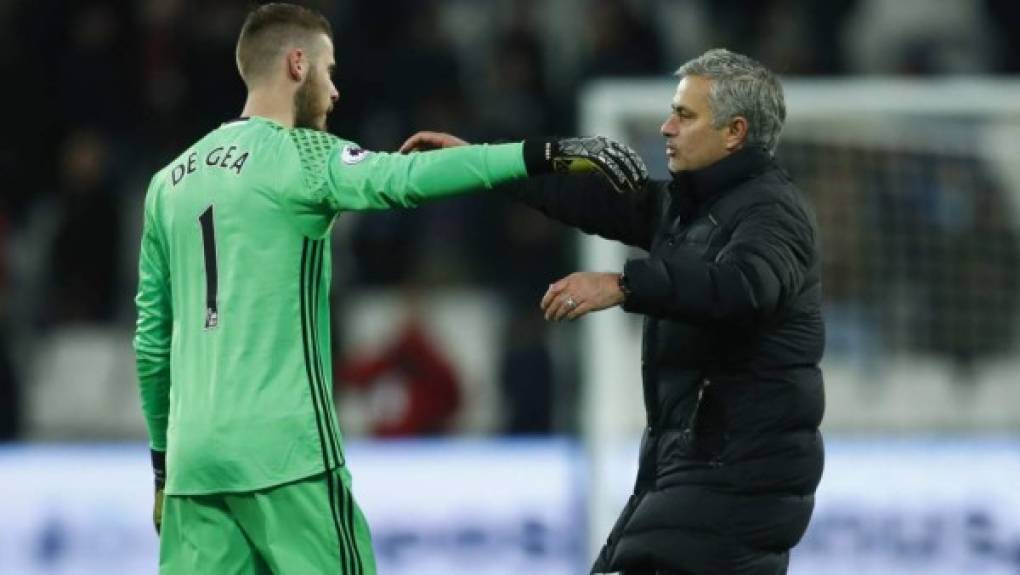 El técnico del Manchester United, José Mourinho, sabe que la continuidad David de Gea está complicada por el interés del Real Madrid, pero reconoce que le gustaría que el guardameta español siguiera en el equipo, según informa Sky Sports. 'De Gea es el mejor y queremos mantenerle en la cima'.