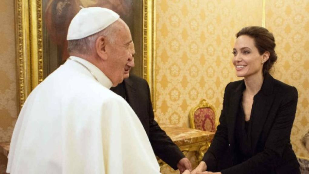 La famosa actriz de Hollywood, Angelina Jolie, también ha pasado por estos protocolos. Es importante decir que al Papa nunca se le saluda de beso en la mejilla, tal como no se haría con otro religioso. Aunque esta es una regla que el Papa Francisco no cumple al pie de la letra, fiel a su espíritu cálido y a sus raíces latinas. A la actriz, quien es embajadora de buena voluntad en la ONU, la recibió con mucho agrado.