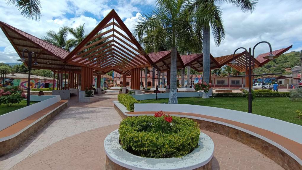 El parque de la Arada es otro de los nuevos atractivos, un lugar único en Honduras por su diseño y está rodeado de los coloridos murales.