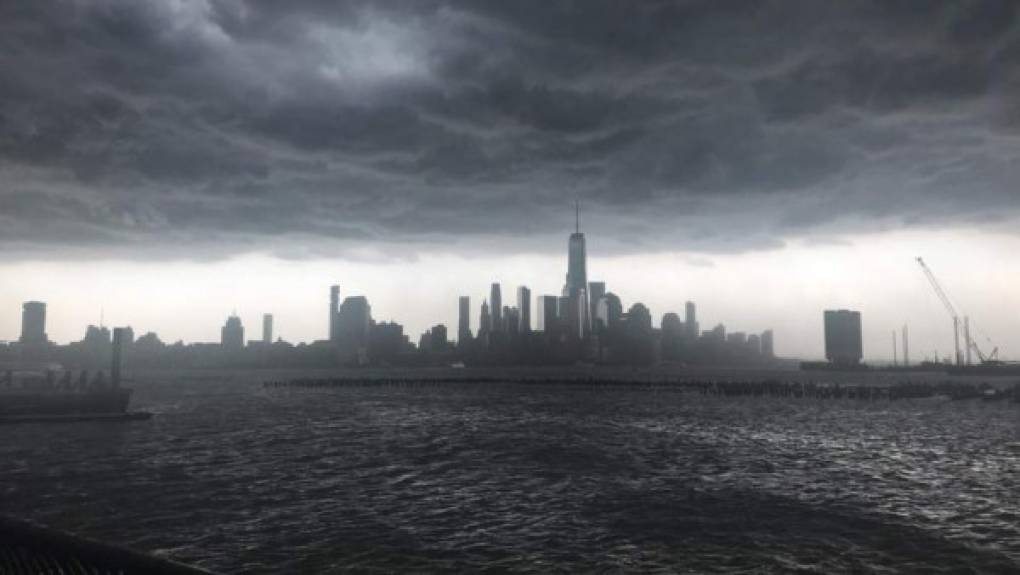 Jeff Sun compartió esta imagen en Facebook describiendo la tormenta como 'apocalíptica'.