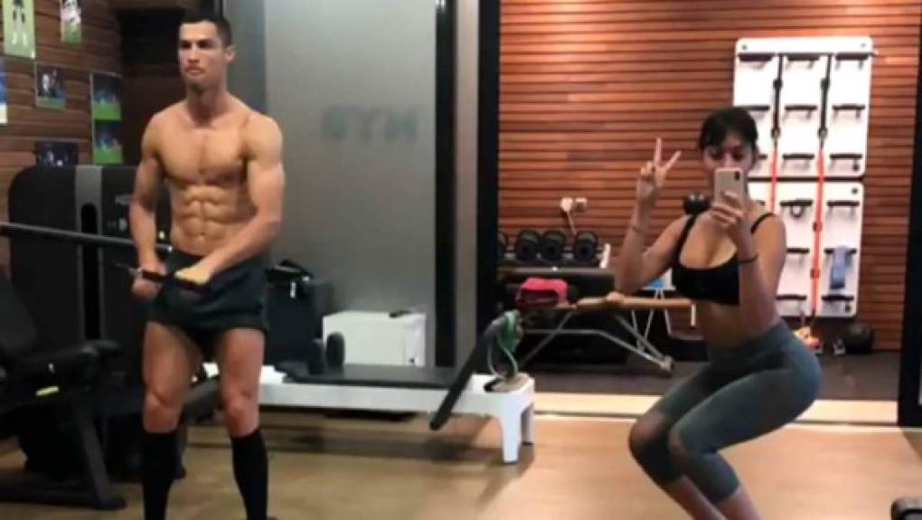 Georgina asegura que Cristiano es su mayor ejemplo para ponerse en forma: 'Compartimos el gimnasio porque solo tenemos uno en la casa. He aprendido mucho de él. Me ayuda, me enseña y me motiva. Al final eres el reflejo de lo que ves, y yo lo veo. Aunque ya era una mujer sana y deportista, hoy y gracias a él me siento aún mejor', indicó.