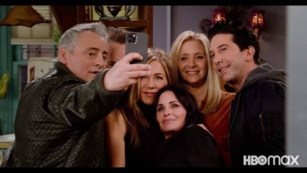 El piso de Rachel y Monica, el café Central Perk y el apartamento de Chandler y Joey, todos ellos lugares imprescindibles de 'Friends', son los espacios ahora inertes en los que los seis protagonistas se reencuentran entre abrazos.