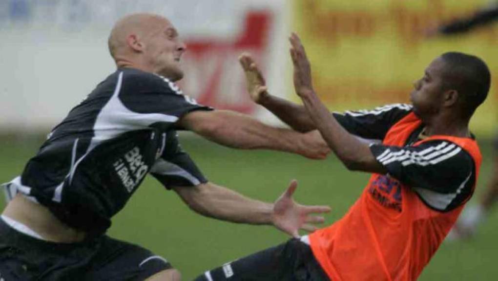 Gravesen siempre dio de qué hablar en Real Madrid por su mal comportamiento. En el 2006, el danés se fue a los puños con el brasileño Robinho tras un encontronazo en la práctica.