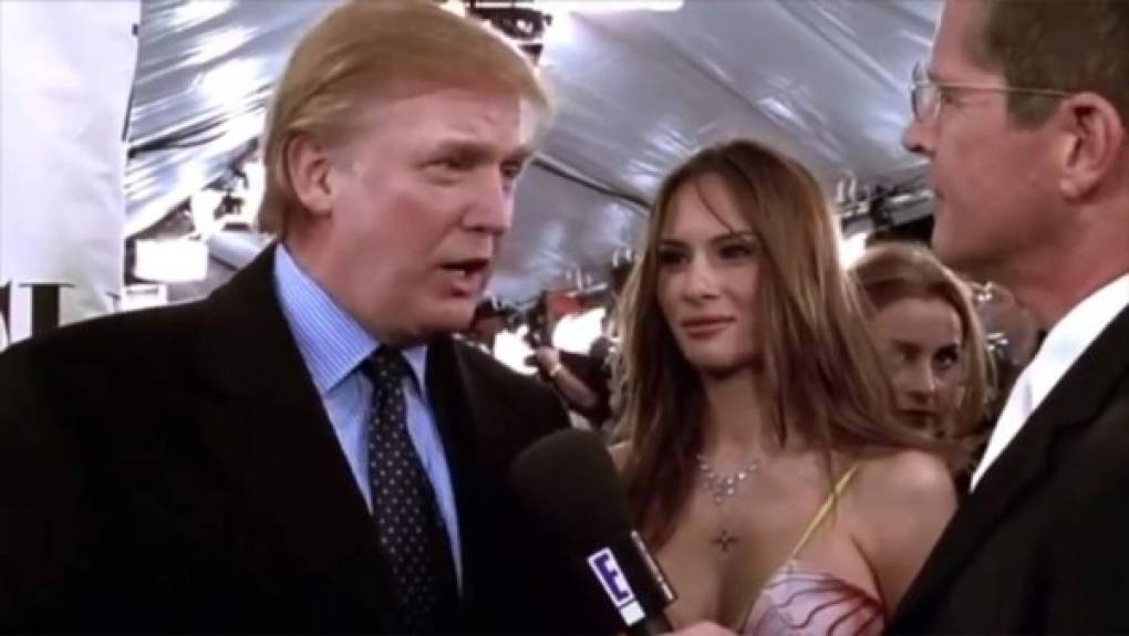 Trump tanbién hizo una breve aparición en Zoolander, película de 2002 protagonizada por Ben Stiller y en la que aparece junto a quien ahora es su esposa, Melania, con quien se casaría tres años más tarde.