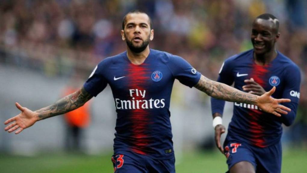 El brasileño Dani Alves habló de su futuro en ESPN: 'No he firmado todavía ninguna renovación con el PSG, ellos saben que quiero ayudar al club a cambiar su historia pero no sé si el club piensa lo mismo. La mayor parte de las cosas que se hacen en Estados Unidos son interesantes y atraen, no voy a mentir'.