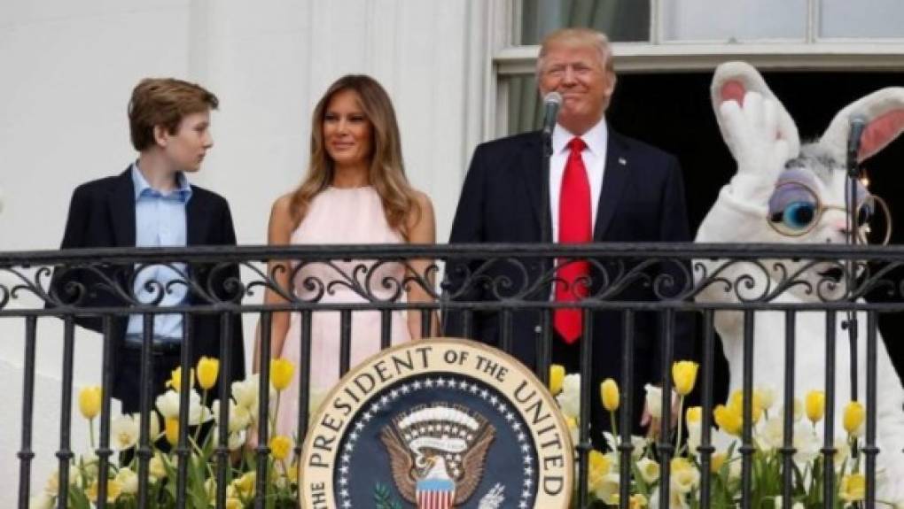 Trump y Melania volvieron a protagonizar un momento viral luego de que la primera dama le recordara 'sutilmente' al presidente colocarse la mano sobre el pecho para entonar el himno nacional de los Estados Unidos.