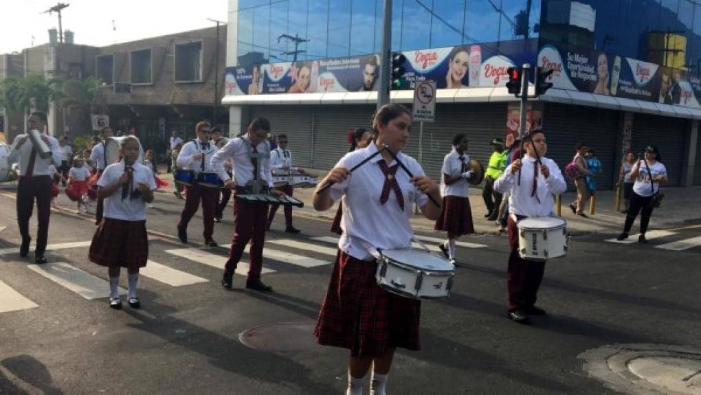 Los pequeños fueron acompañados por bandas de guerra de colegios.