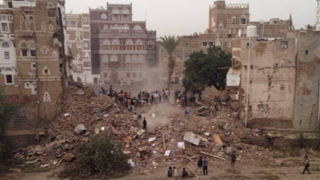 Ciudad vieja de Sana, Yemen — La ciudad de Sana, capital de Yemen, ha sido testigo de varias explosiones suicidas por las que ISIS se ha responsabilizado, y ataques aéreos de la coalición liderada por Arabia Saudita, aunque no está claro quién es el responsable del más reciente daño. Estos hechos han afectado tanto la ciudad vieja —inscrita en la lista de Patrimonios de la Humanidad de la Unesco desde 1986— como el sitio arqueológico de la ciudad amurallada preislámica de Baraqish, causando 'daño severo', según la propia Unesco.