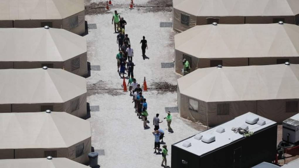 Los niños migrantes llevaban semanas detenidos en las instalaciones de esa población cercana a El Paso, pese a que según la ley los menores no pueden permanecer en instalaciones de la Patrulla Fronteriza por más de 72 horas.