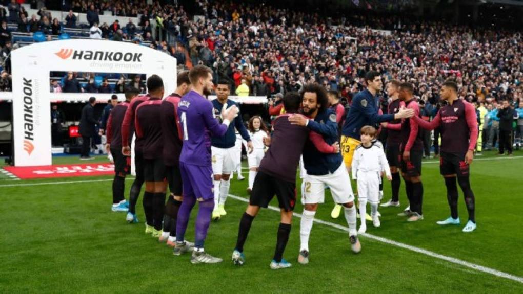 El Sevilla tuvo el gran gesto de hacerle un pasillo al Real Madrid por lo que le rindió homenaje luego de que el club madridista obtuvo la semana pasada la Supercopa de España.