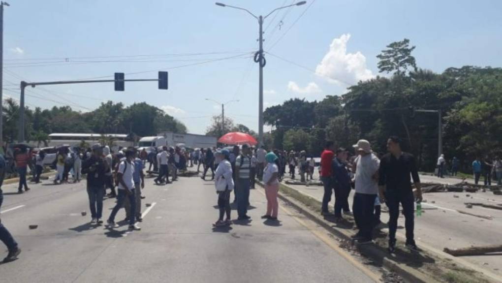 En la salida a la colonia Fesitranh la Policía libró una batalla campal con bombas lacrimógenas contra los manifestantes quienes respondieron con una lluvia de piedras.<br/>