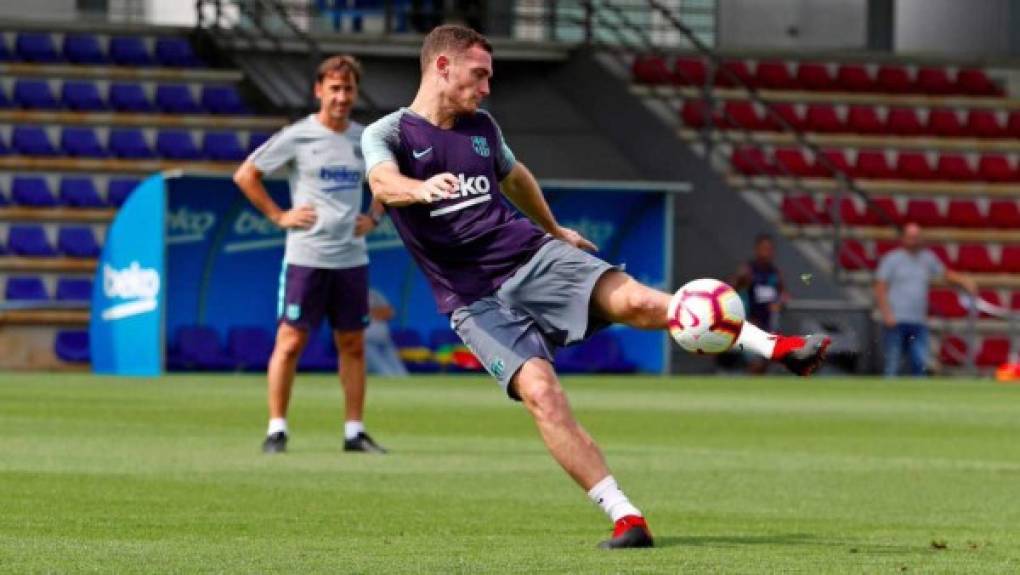 Thomas Vermaelen: Está confirmado que el defensor belga no seguirá en el Barcelona y se le notificó que no entre en los planes de Ernesto Valverde. Ha recibido una oferta del Olympiakos de Grecia, sería su nuevo destino.