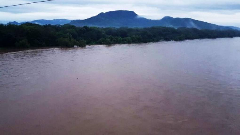 3. Choluteca<br/><br/>El caudal del río Choluteca ha aumentado en las últimas horas provocando temor en las poblaciones aledañas.